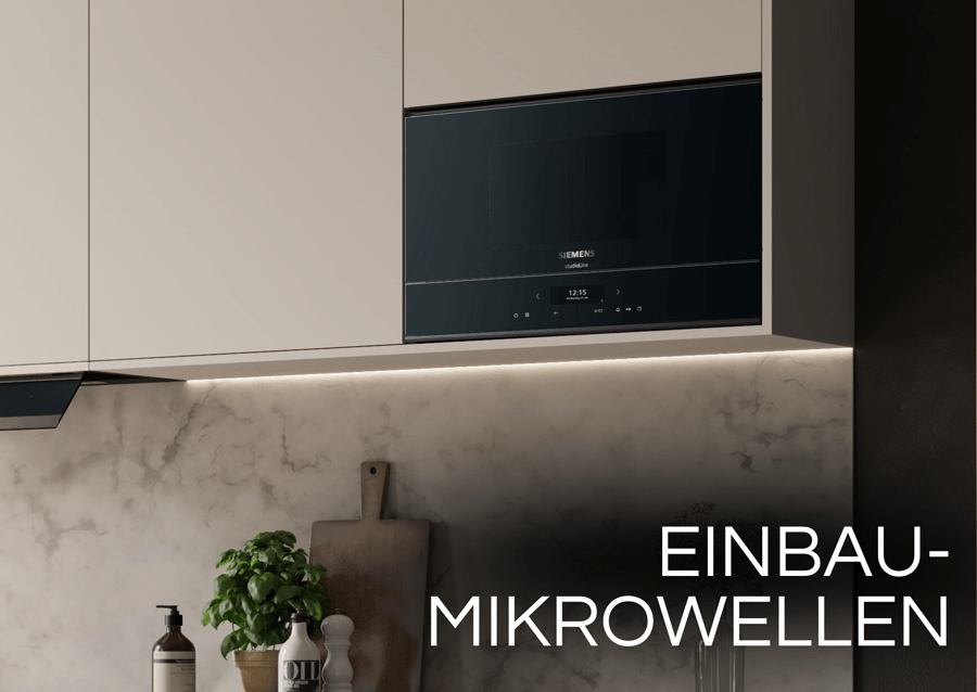 Eine schwarze Siemens studioLine Einbau-Mikrowelle, die nahtlos in einen weißen Oberschrank integriert ist.